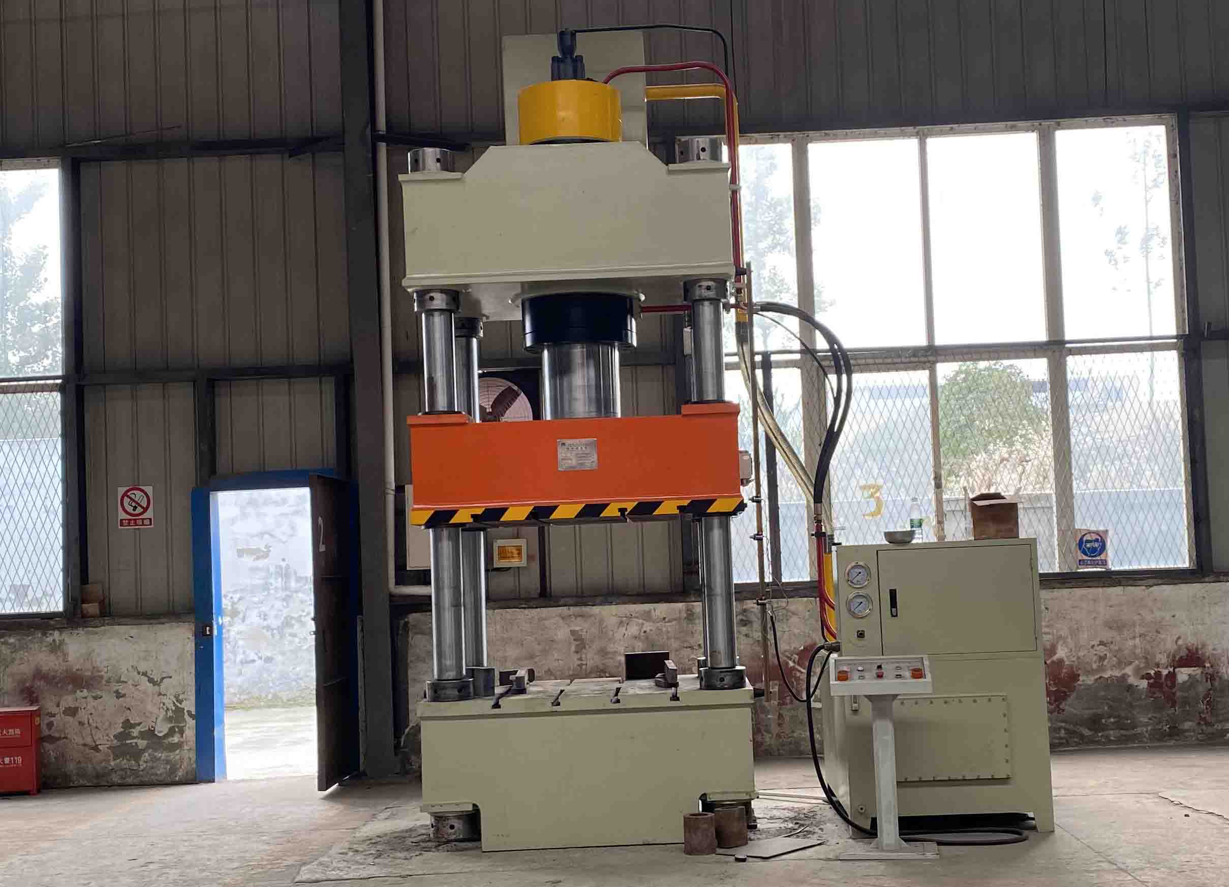   Four column hydraulic press